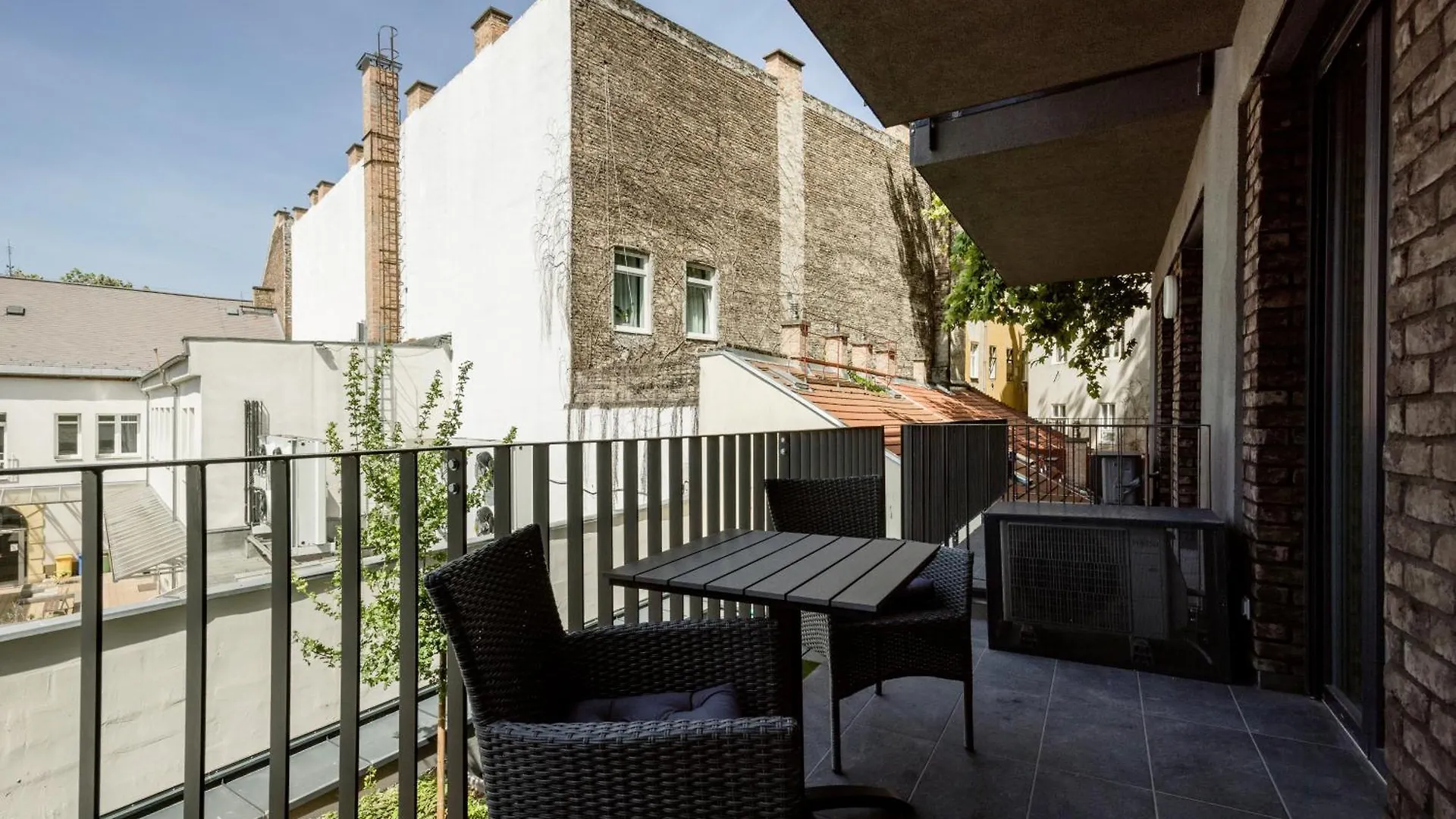 Sleek Apartment With Balcony And Parking Budapest